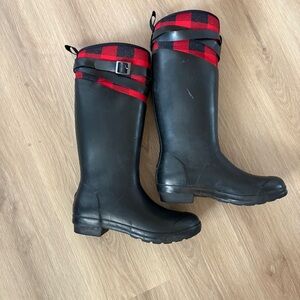 Muck Women’s 9 Tremont Black and Red Plaid Rain Boots Tall Waterproof Garden
